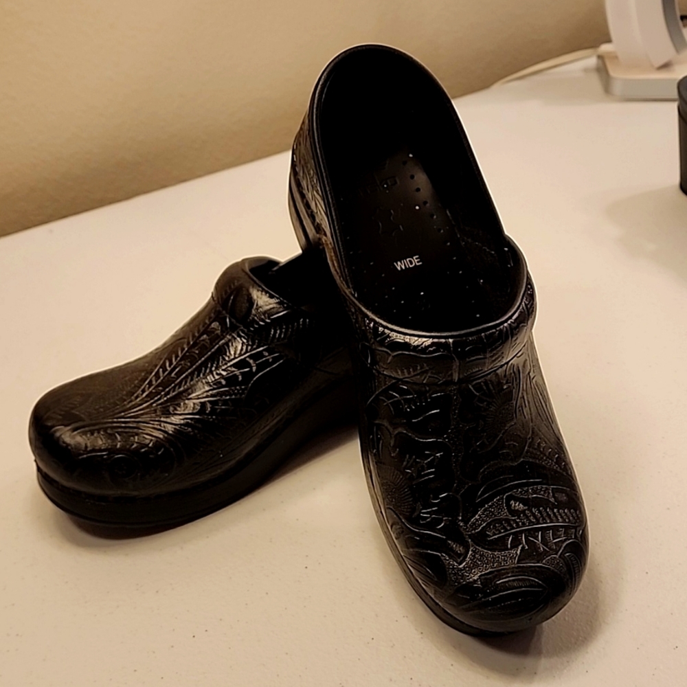Black 39 wide dansko shoe